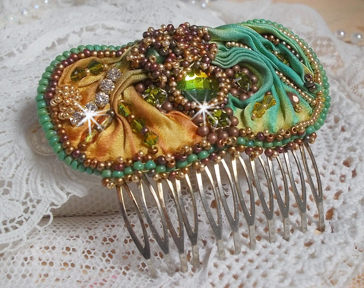 Venetiansk månekam brodert med silkebånd, Swarovski-krystaller, magiske perler og frøperler