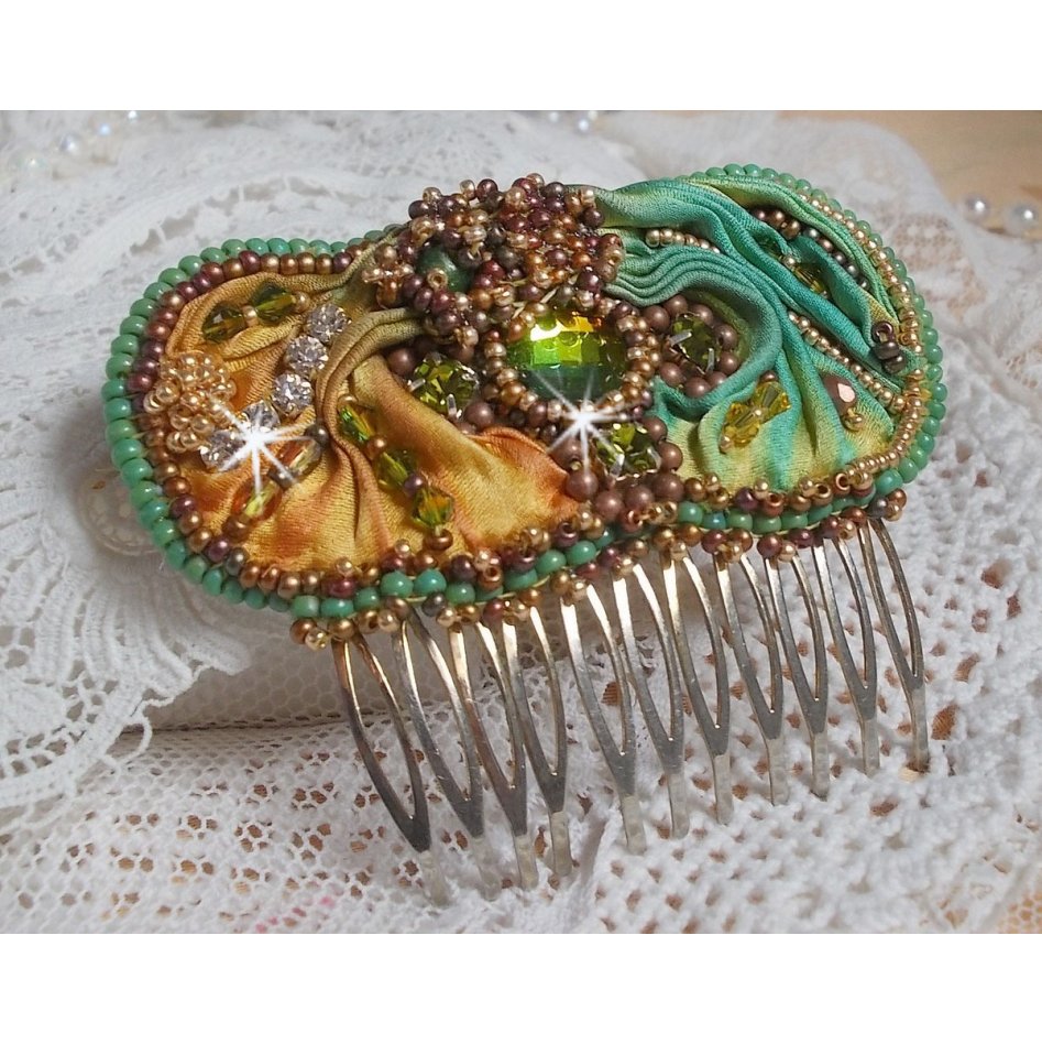 Venetiansk månekam brodert med silkebånd, Swarovski-krystaller, magiske perler og frøperler