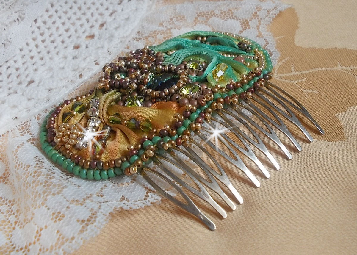 Venetiansk månekam brodert med silkebånd, Swarovski-krystaller, magiske perler og frøperler