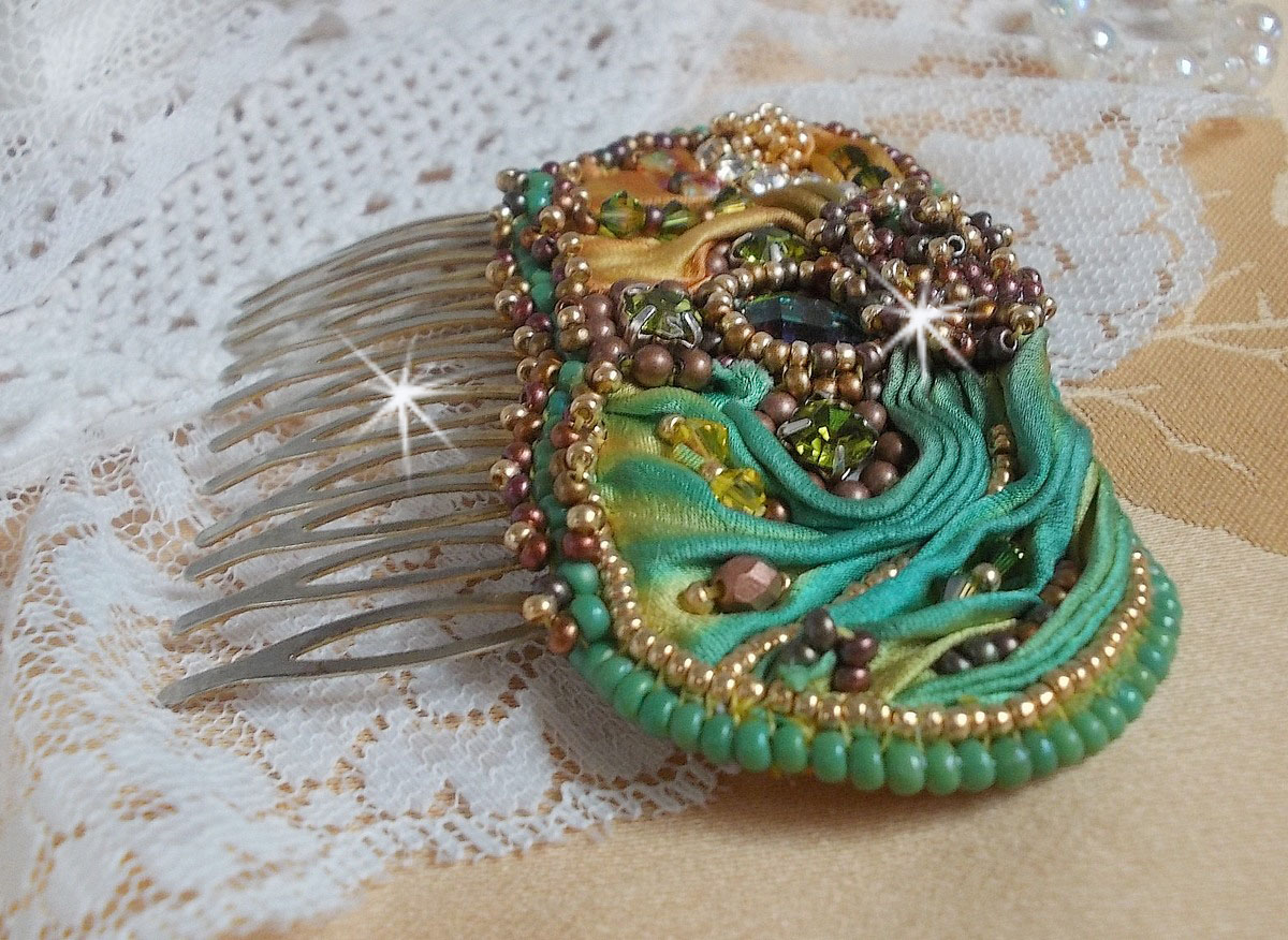 Venetiansk månekam brodert med silkebånd, Swarovski-krystaller, magiske perler og frøperler