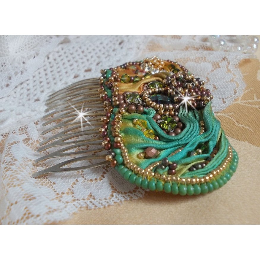 Venetiansk månekam brodert med silkebånd, Swarovski-krystaller, magiske perler og frøperler