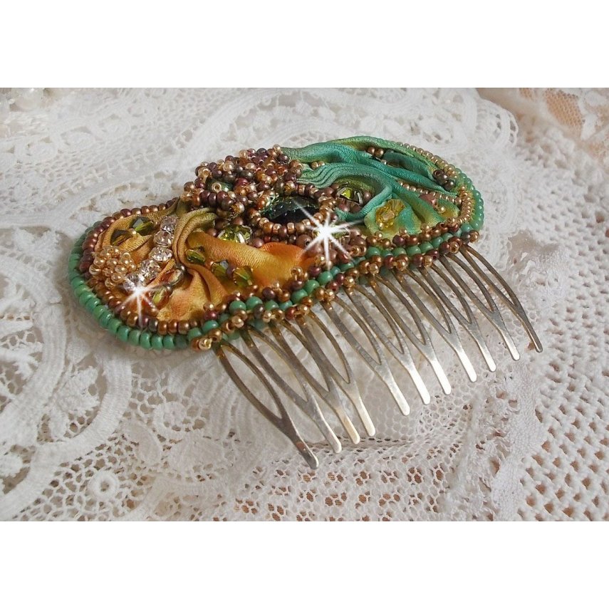 Venetiansk månekam brodert med silkebånd, Swarovski-krystaller, magiske perler og frøperler