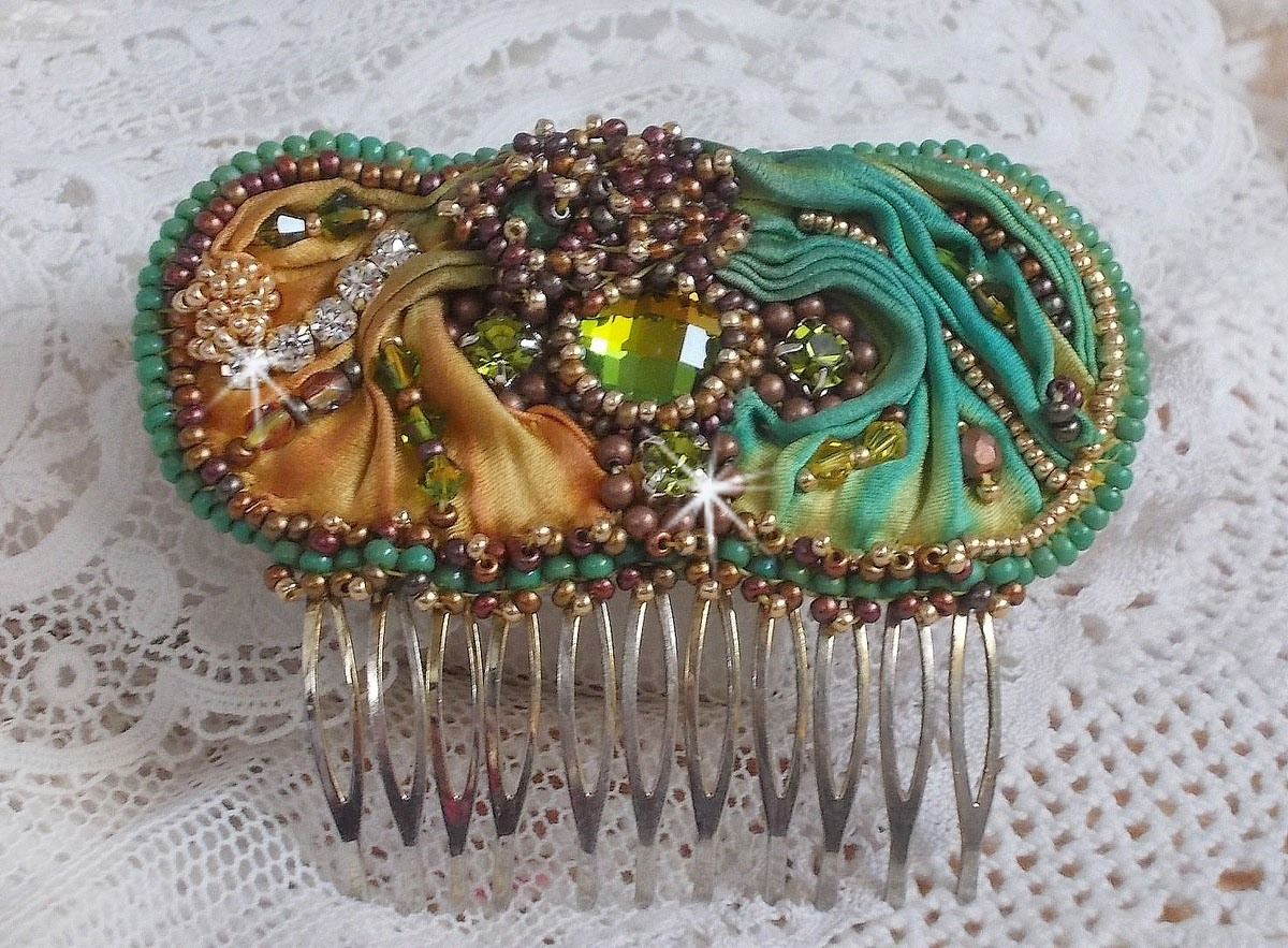 Venetiansk månekam brodert med silkebånd, Swarovski-krystaller, magiske perler og frøperler