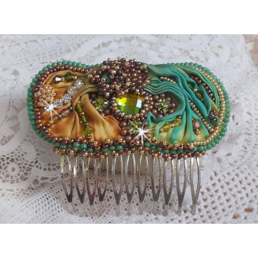 Venetiansk månekam brodert med silkebånd, Swarovski-krystaller, magiske perler og frøperler