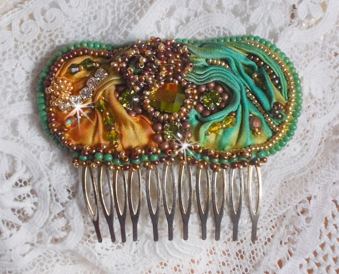 Venetiansk månekam brodert med silkebånd, Swarovski-krystaller, magiske perler og frøperler