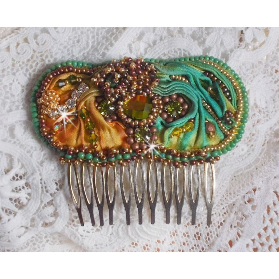 Venetiansk månekam brodert med silkebånd, Swarovski-krystaller, magiske perler og frøperler
