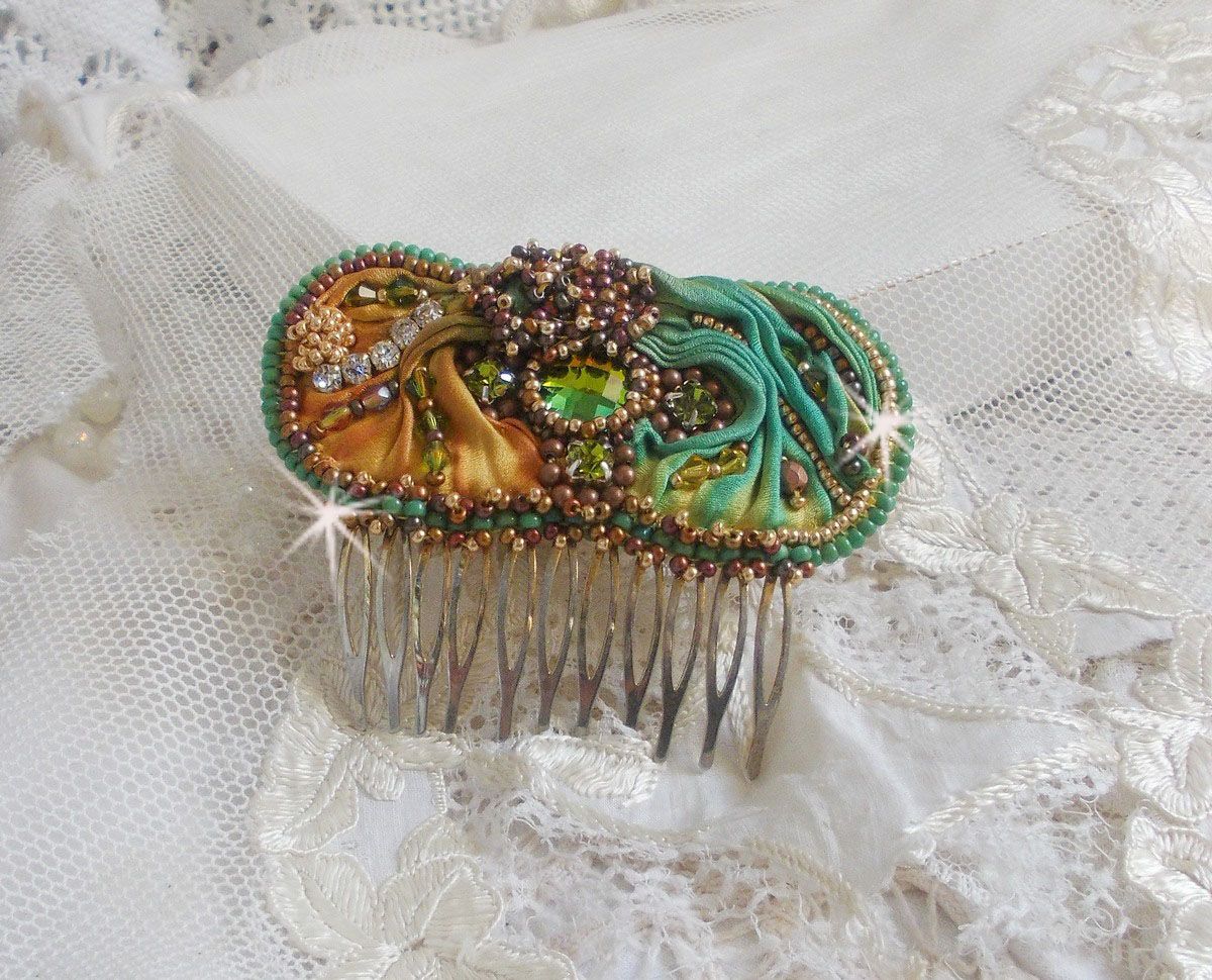 Venetiansk månekam brodert med silkebånd, Swarovski-krystaller, magiske perler og frøperler