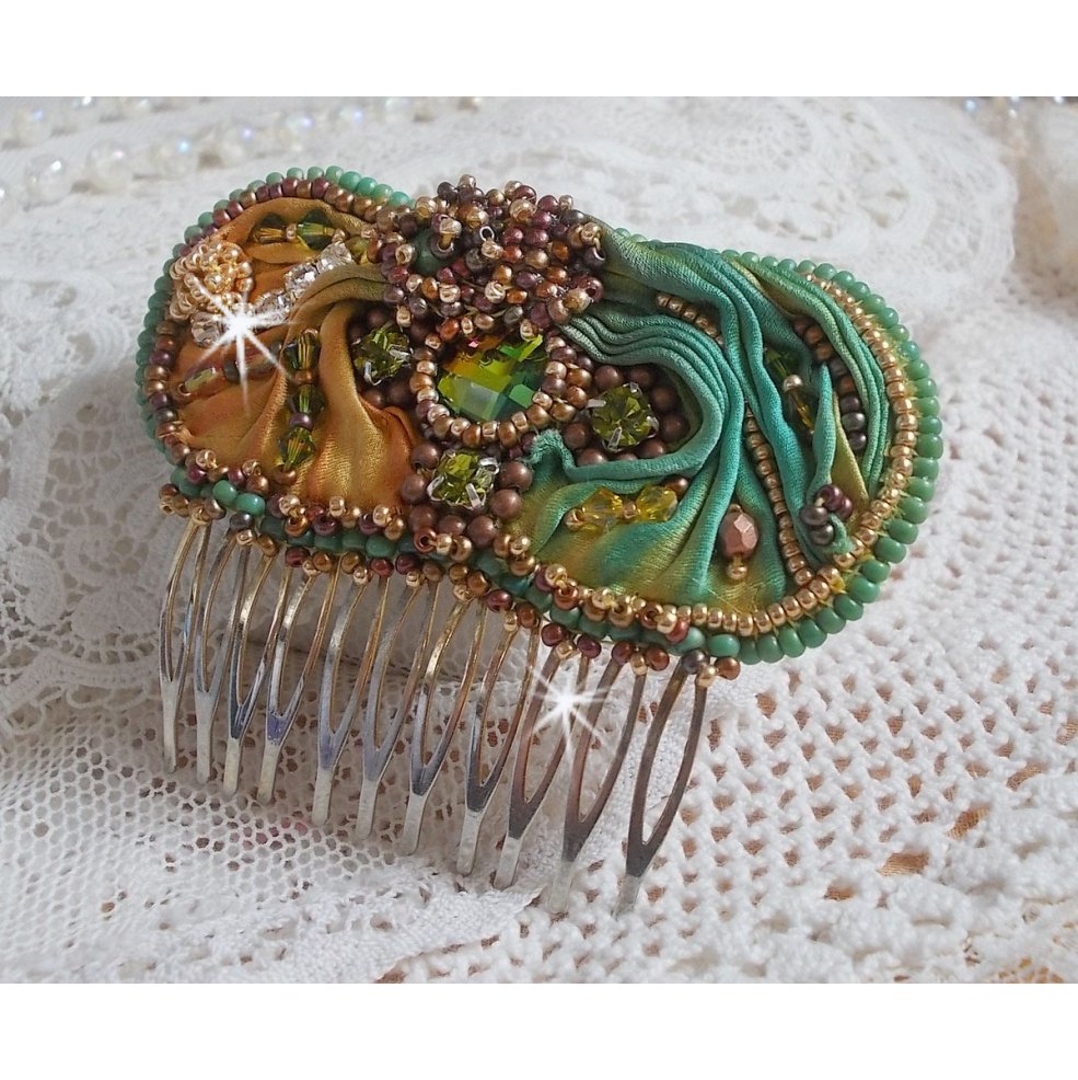 Venetiansk månekam brodert med silkebånd, Swarovski-krystaller, magiske perler og frøperler