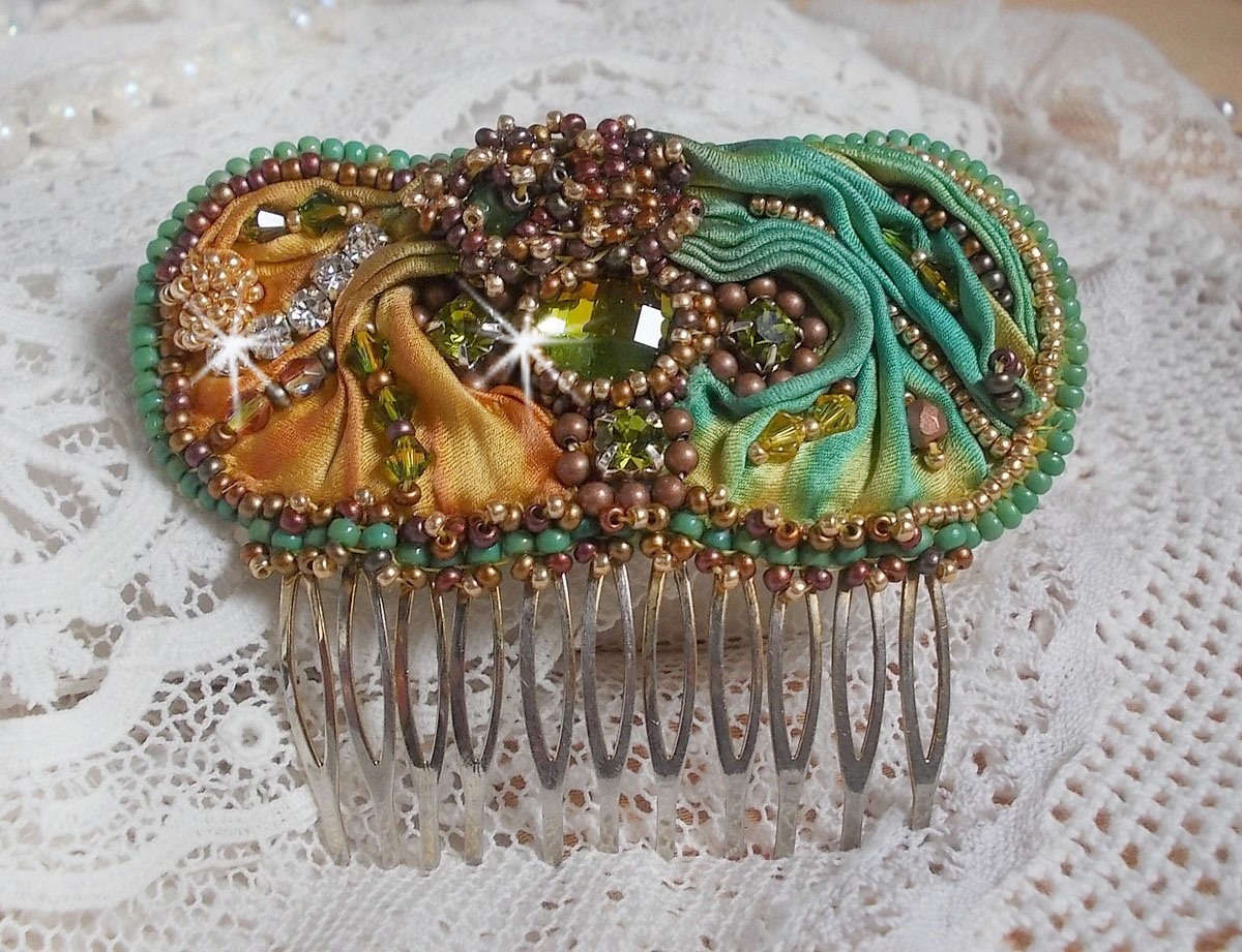 Venetiansk månekam brodert med silkebånd, Swarovski-krystaller, magiske perler og frøperler