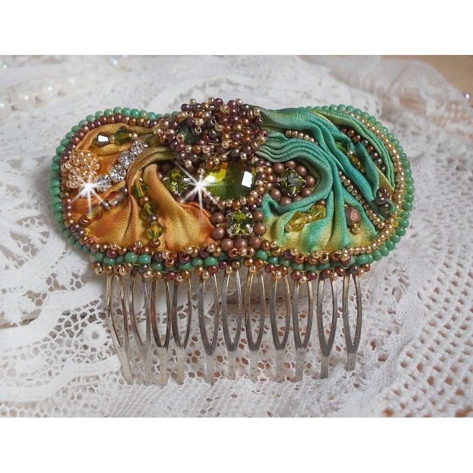 Venetiansk månekam brodert med silkebånd, Swarovski-krystaller, magiske perler og frøperler
