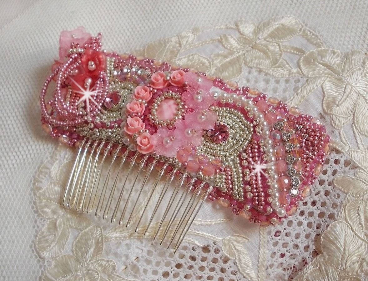 Magnolia kam brodert med Swarovski-krystaller, harpiksperler og Miyuki frøperler
