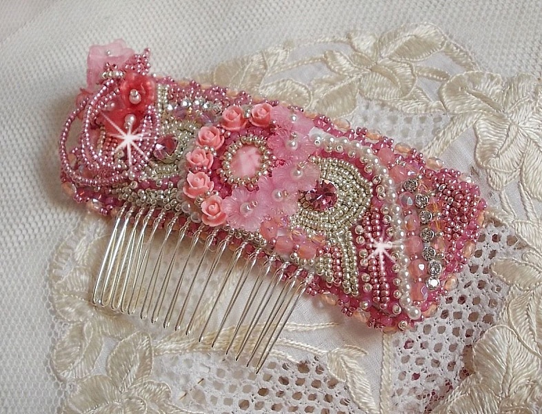 Magnolia kam brodert med Swarovski-krystaller, harpiksperler og Miyuki fr&oslash;perler