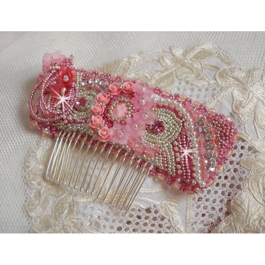 Magnolia kam brodert med Swarovski-krystaller, harpiksperler og Miyuki frøperler