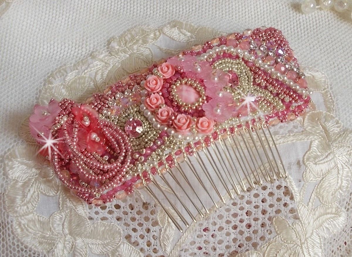Magnolia kam brodert med Swarovski-krystaller, harpiksperler og Miyuki frøperler