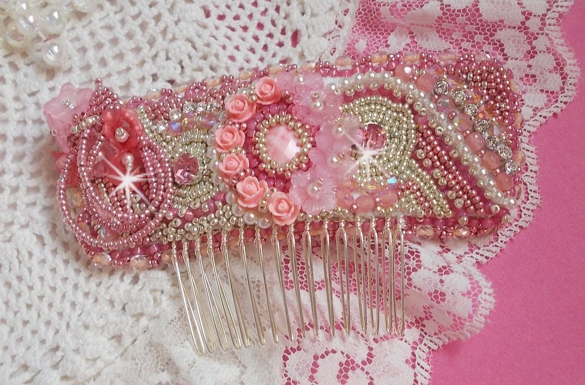 Magnolia kam brodert med Swarovski-krystaller, harpiksperler og Miyuki frøperler