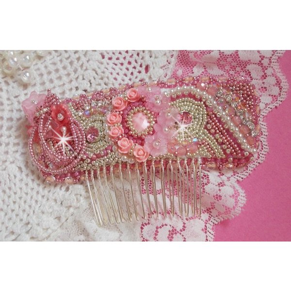 Magnolia kam brodert med Swarovski-krystaller, harpiksperler og Miyuki frøperler