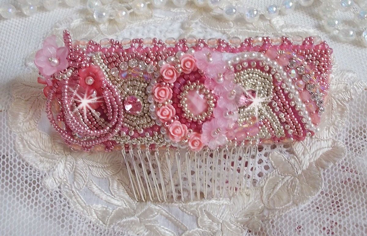 Magnolia kam brodert med Swarovski-krystaller, harpiksperler og Miyuki frøperler