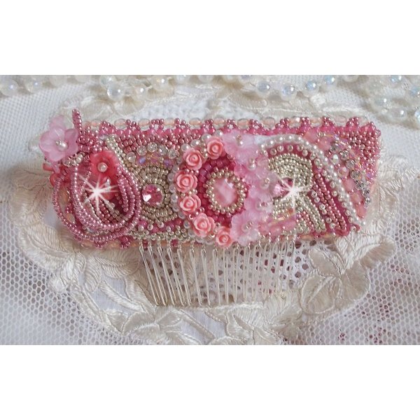 Magnolia kam brodert med Swarovski-krystaller, harpiksperler og Miyuki frøperler