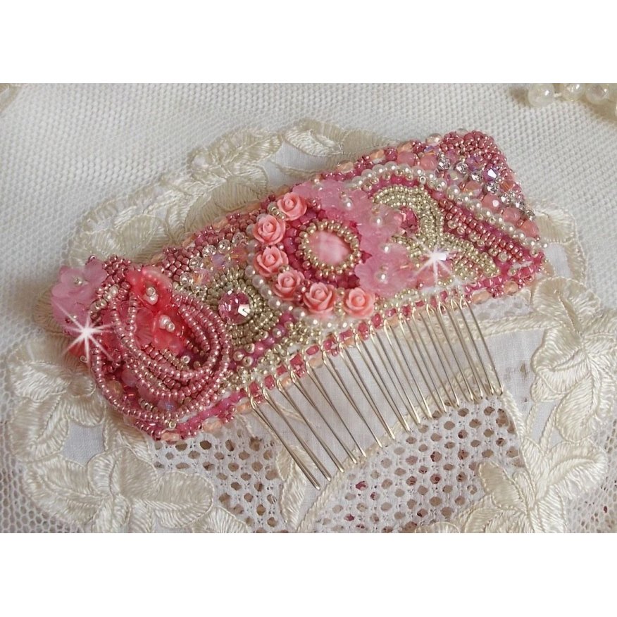 Magnolia kam brodert med Swarovski-krystaller, harpiksperler og Miyuki frøperler