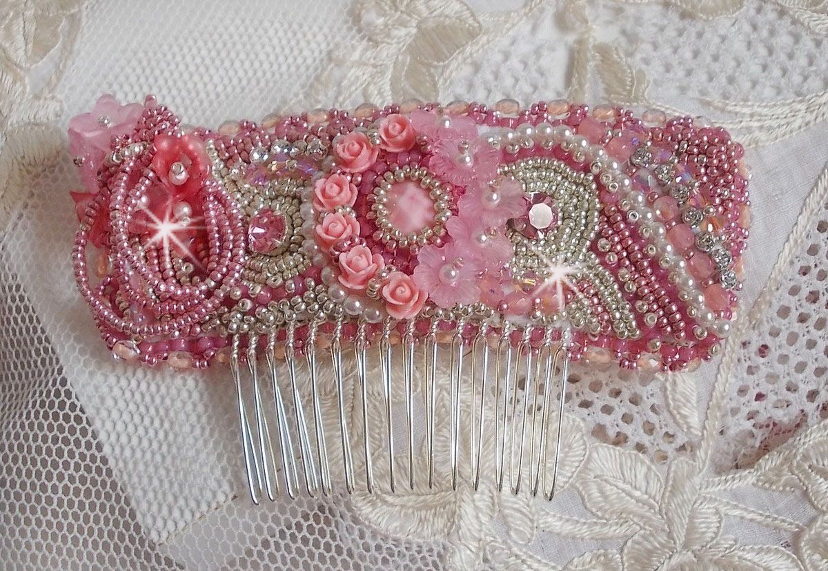 Magnolia kam brodert med Swarovski-krystaller, harpiksperler og Miyuki frøperler