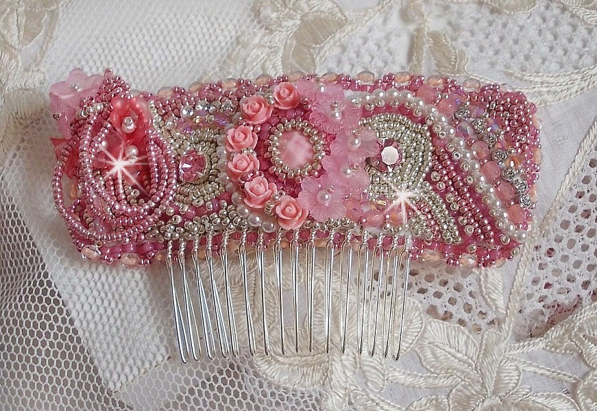 Magnolia kam brodert med Swarovski-krystaller, harpiksperler og Miyuki fr&oslash;perler