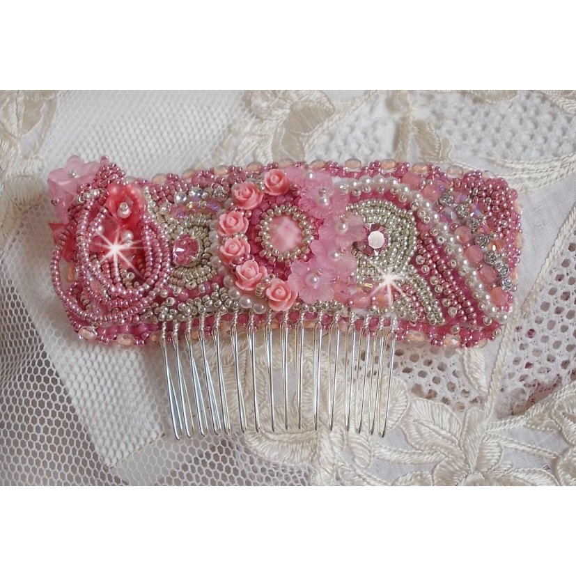 Magnolia kam brodert med Swarovski-krystaller, harpiksperler og Miyuki frøperler