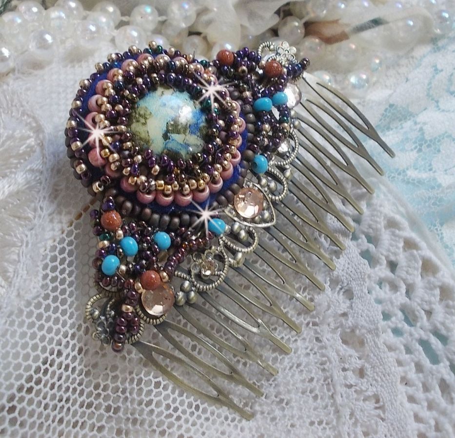 Bonjour Paris hårkam brodert med en harpiks cabochon, edelstener (Gold Stone eller Sun Stone), runde perler og frøperler
