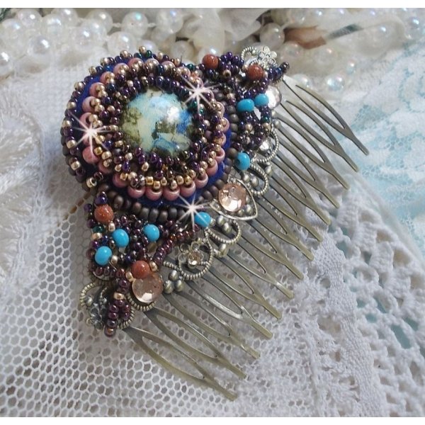 Bonjour Paris h&aring;rkam brodert med en harpiks cabochon, edelstener (Gold Stone eller Sun Stone), runde perler og fr&oslash;perler