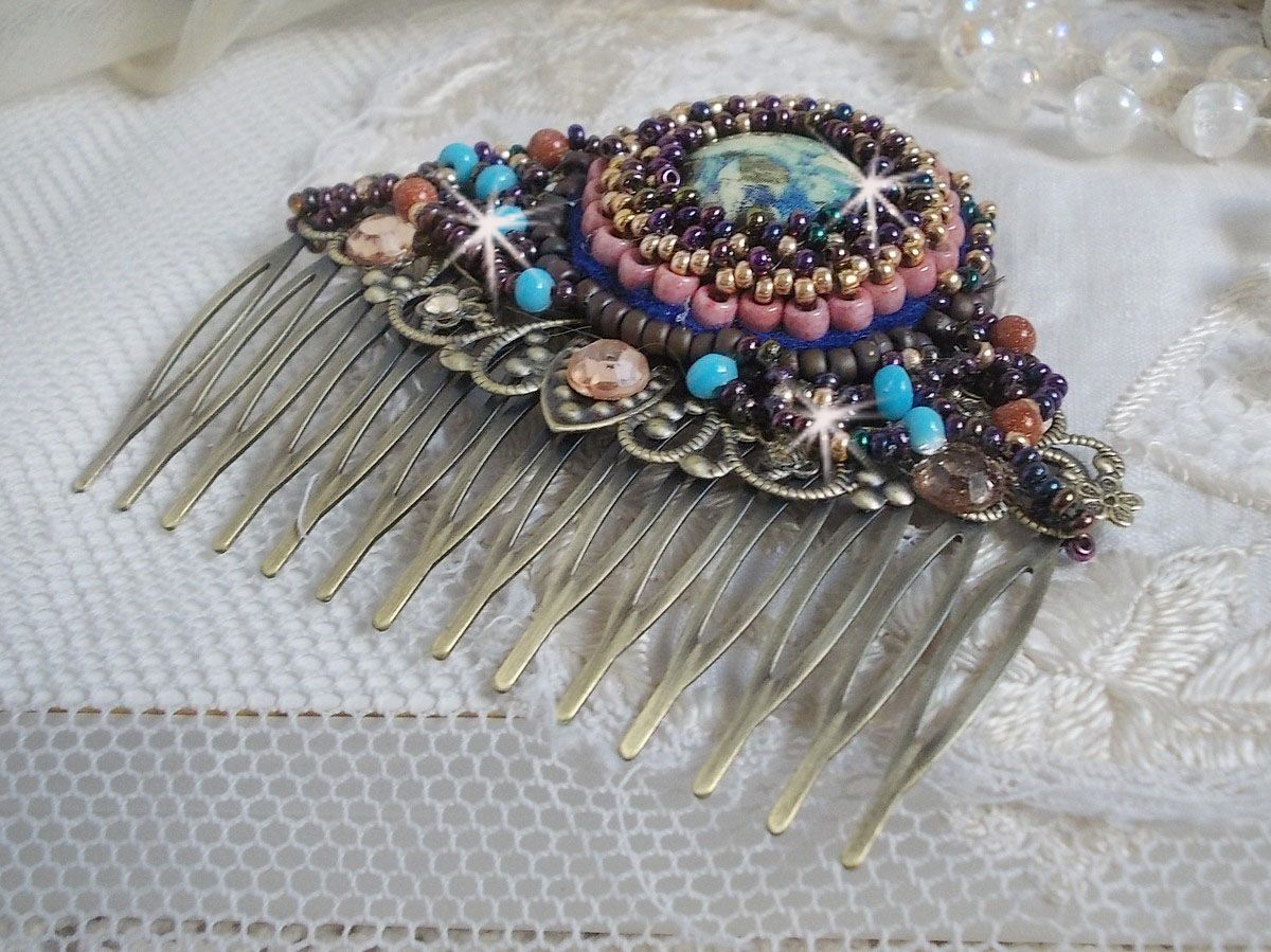 Bonjour Paris hårkam brodert med en harpiks cabochon, edelstener (Gold Stone eller Sun Stone), runde perler og frøperler