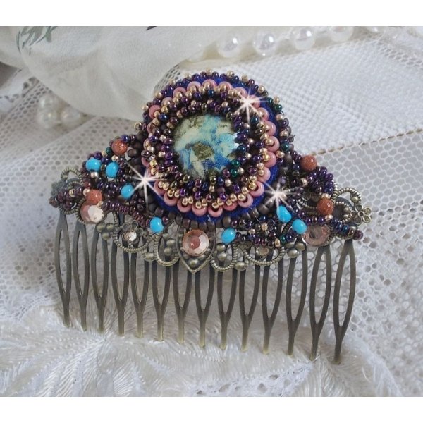 Bonjour Paris h&aring;rkam brodert med en harpiks cabochon, edelstener (Gold Stone eller Sun Stone), runde perler og fr&oslash;perler