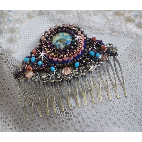 Bonjour Paris h&aring;rkam brodert med en harpiks cabochon, edelstener (Gold Stone eller Sun Stone), runde perler og fr&oslash;perler