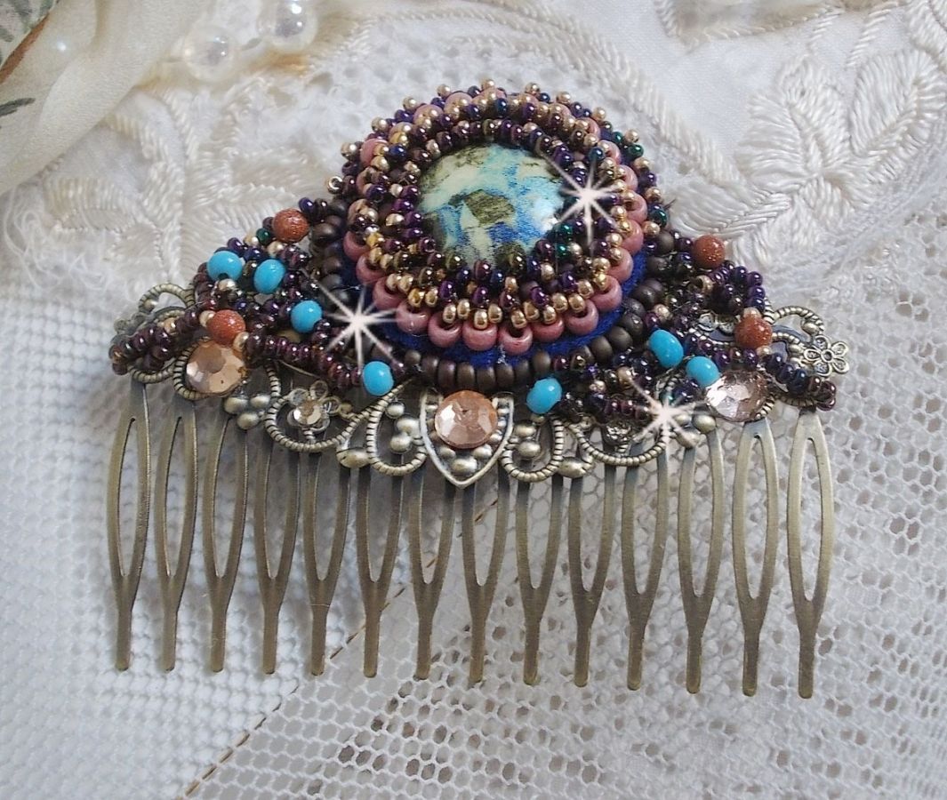 Bonjour Paris hårkam brodert med en harpiks cabochon, edelstener (Gold Stone eller Sun Stone), runde perler og frøperler