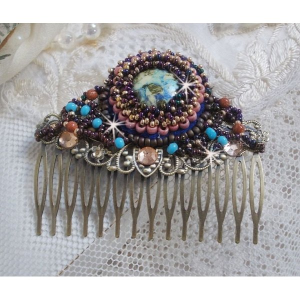 Bonjour Paris h&aring;rkam brodert med en harpiks cabochon, edelstener (Gold Stone eller Sun Stone), runde perler og fr&oslash;perler