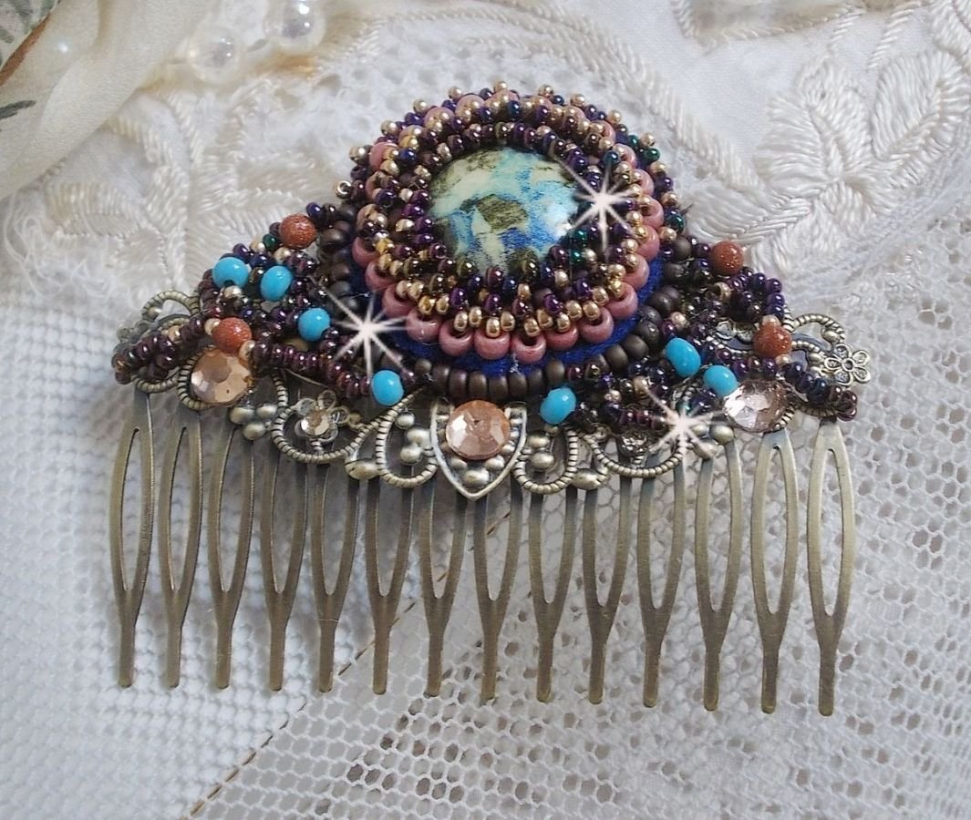 Bonjour Paris hårkam brodert med en harpiks cabochon, edelstener (Gold Stone eller Sun Stone), runde perler og frøperler