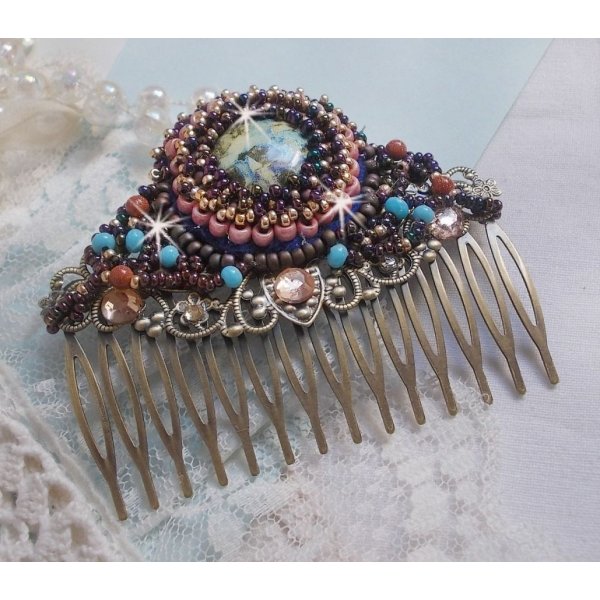 Bonjour Paris h&aring;rkam brodert med en harpiks cabochon, edelstener (Gold Stone eller Sun Stone), runde perler og fr&oslash;perler