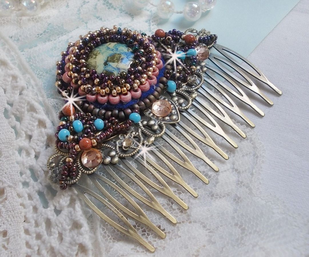 Bonjour Paris hårkam brodert med en harpiks cabochon, edelstener (Gold Stone eller Sun Stone), runde perler og frøperler