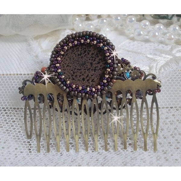 Bonjour Paris h&aring;rkam brodert med en harpiks cabochon, edelstener (Gold Stone eller Sun Stone), runde perler og fr&oslash;perler