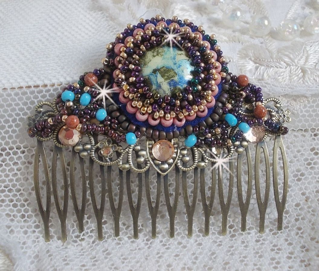 Bonjour Paris hårkam brodert med en harpiks cabochon, edelstener (Gold Stone eller Sun Stone), runde perler og frøperler