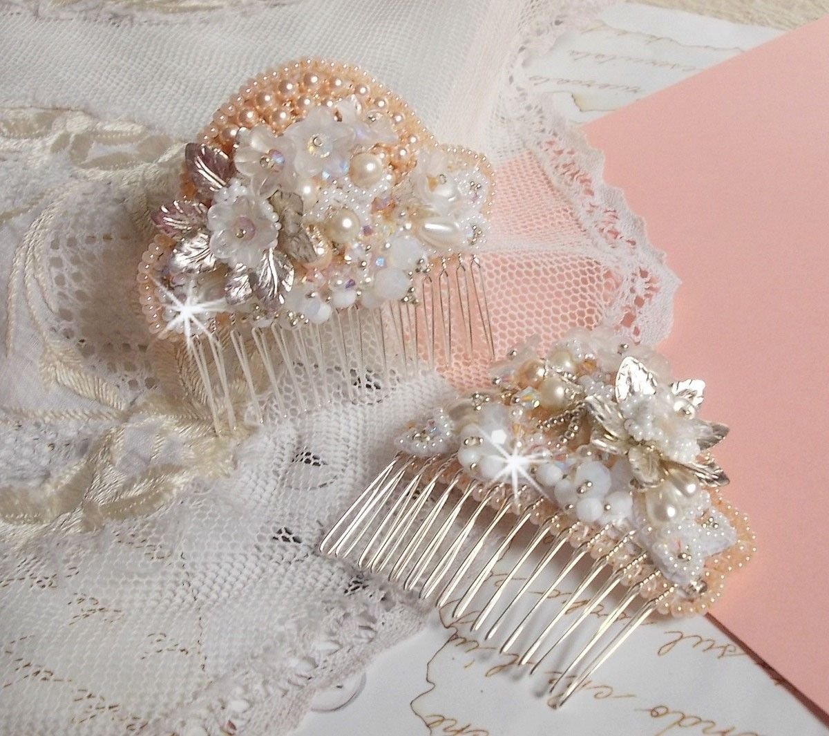 Bouquet d'un Jour hår kam (sett med 2) brodert med krystaller, hvite Lucite blomster, sølv blad charms, ulike perler og frø perler