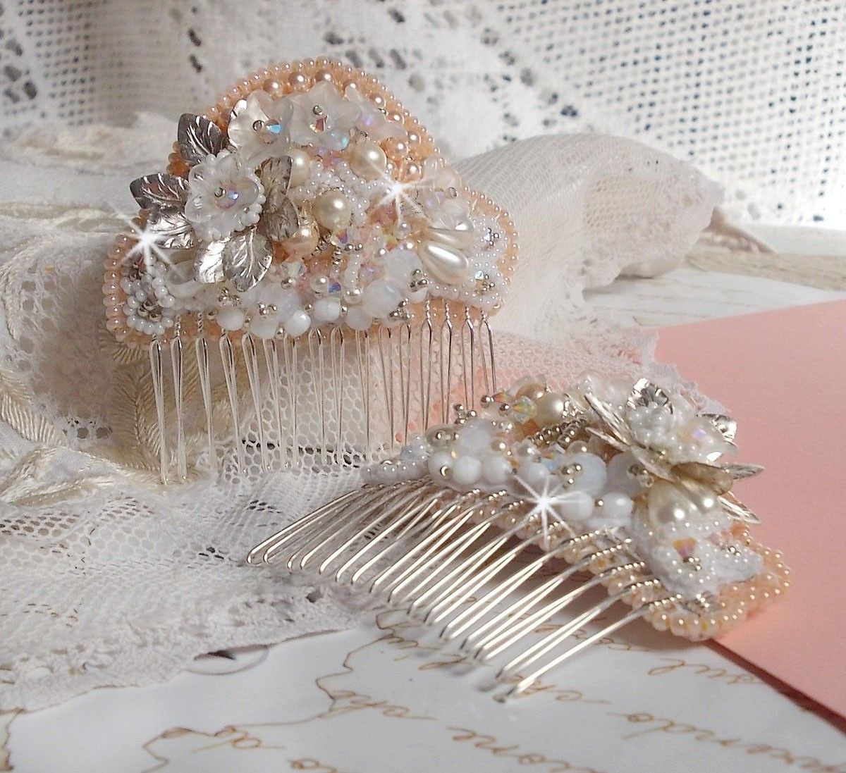 Bouquet d'un Jour hår kam (sett med 2) brodert med krystaller, hvite Lucite blomster, sølv blad charms, ulike perler og frø perler
