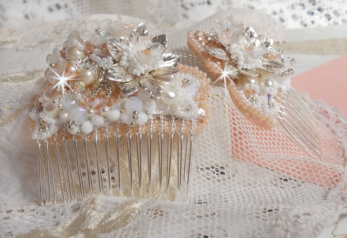 Bouquet d'un Jour hår kam (sett med 2) brodert med krystaller, hvite Lucite blomster, sølv blad charms, ulike perler og frø perler