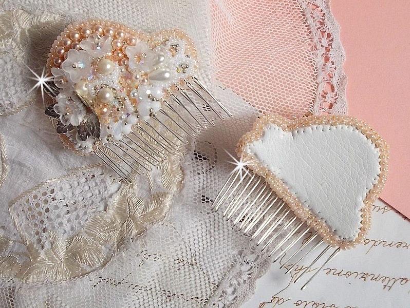 Bouquet d'un Jour h&aring;r kam (sett med 2) brodert med krystaller, hvite Lucite blomster, s&oslash;lv blad charms, ulike perler og fr&oslash; perler