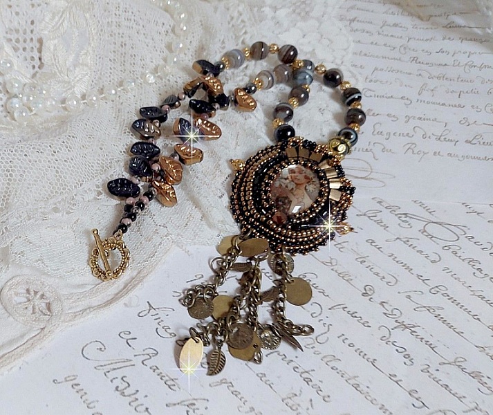 Halskjede Aube brodert med en cameo av et kvinneportrett med blomster og edelstenperler