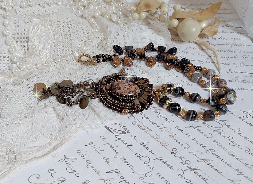 Halskjede Aube brodert med en cameo av et kvinneportrett med blomster og edelstenperler