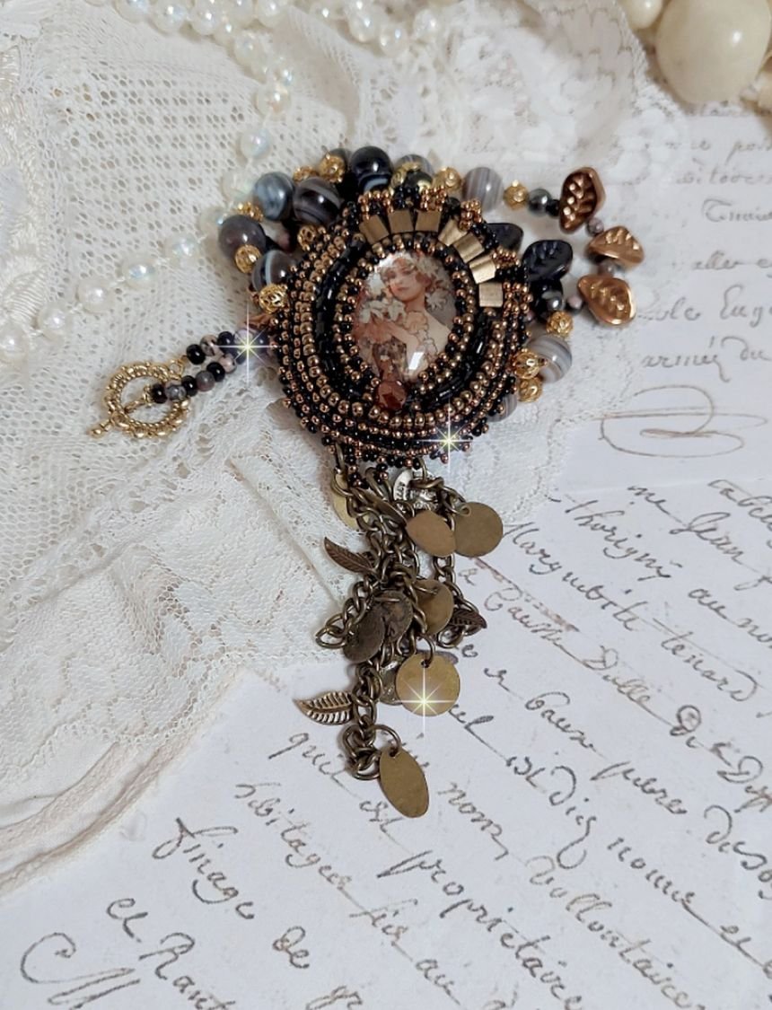 Halskjede Aube brodert med en cameo av et kvinneportrett med blomster og edelstenperler