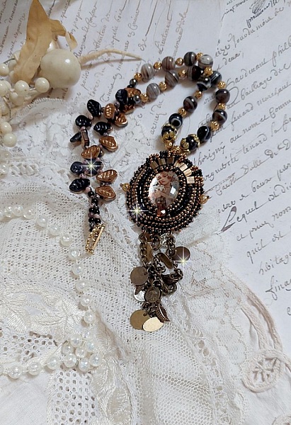 Halskjede Aube brodert med en cameo av et kvinneportrett med blomster og edelstenperler