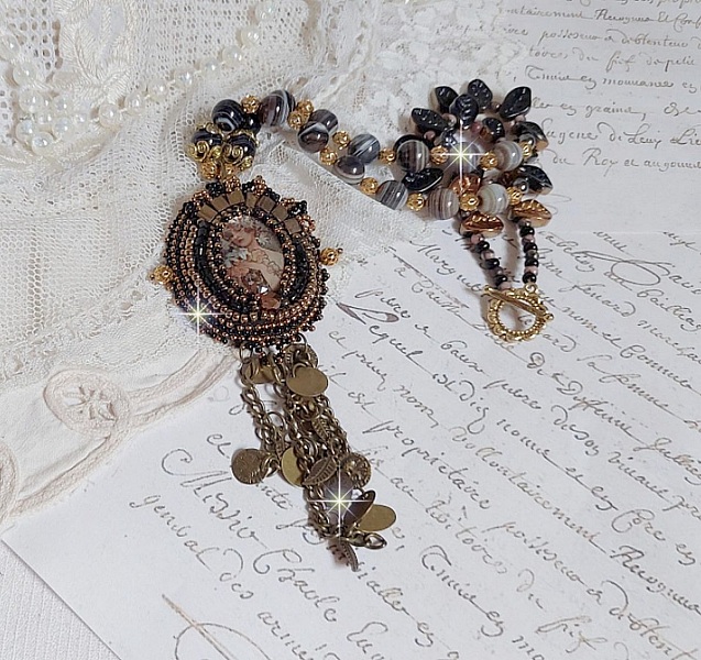 Halskjede Aube brodert med en cameo av et kvinneportrett med blomster og edelstenperler