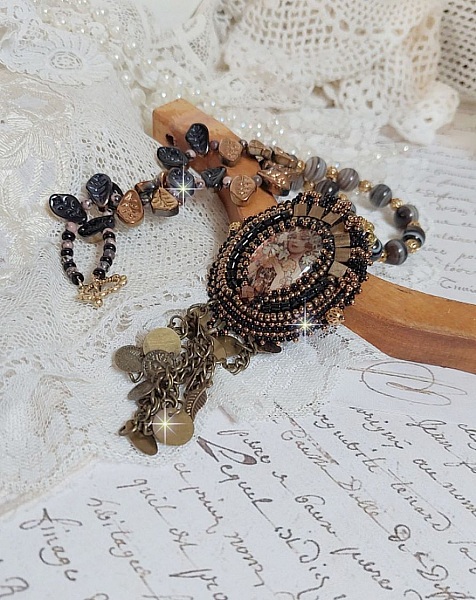 Halskjede Aube brodert med en cameo av et kvinneportrett med blomster og edelstenperler