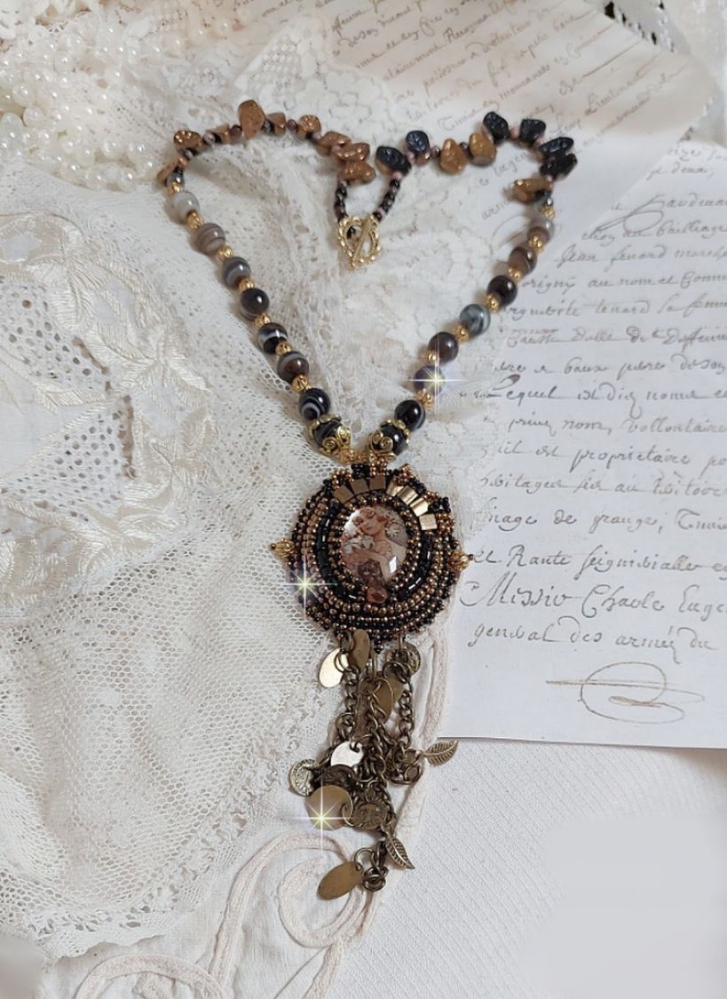 Halskjede Aube brodert med en cameo av et kvinneportrett med blomster og edelstenperler