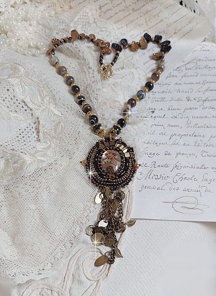 Halskjede Aube brodert med en cameo av et kvinneportrett med blomster og edelstenperler